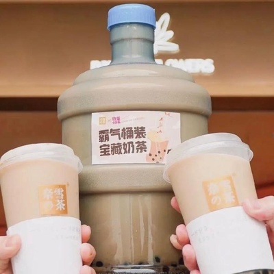 奈雪推出霸氣桶裝奶茶,“報復(fù)性喝奶茶”真的來了?!