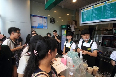 浙江紹興現(xiàn)“網(wǎng)紅”奶茶店 排隊排到店外 數(shù)錢數(shù)到手軟
