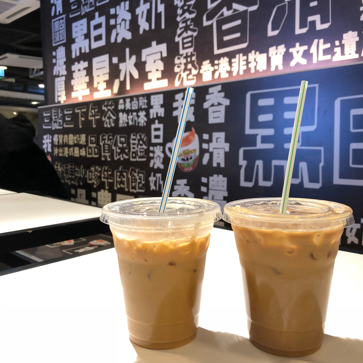 「秋天的第一杯奶茶」凍奶一杯。