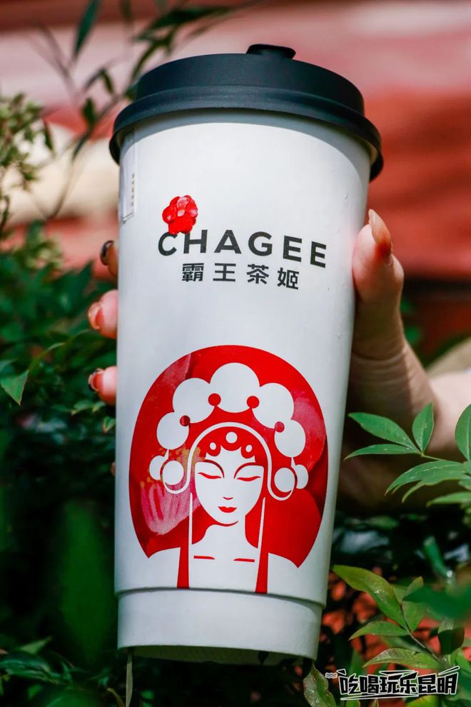 甜蜜預(yù)警！霸王茶姬把山茶花裝進(jìn)奶茶，一口墜入浪漫花海